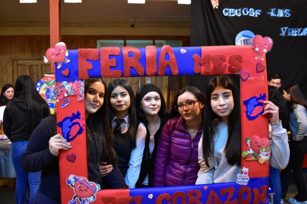 Comunidad educativa participa en Feria del Mes del Corazón