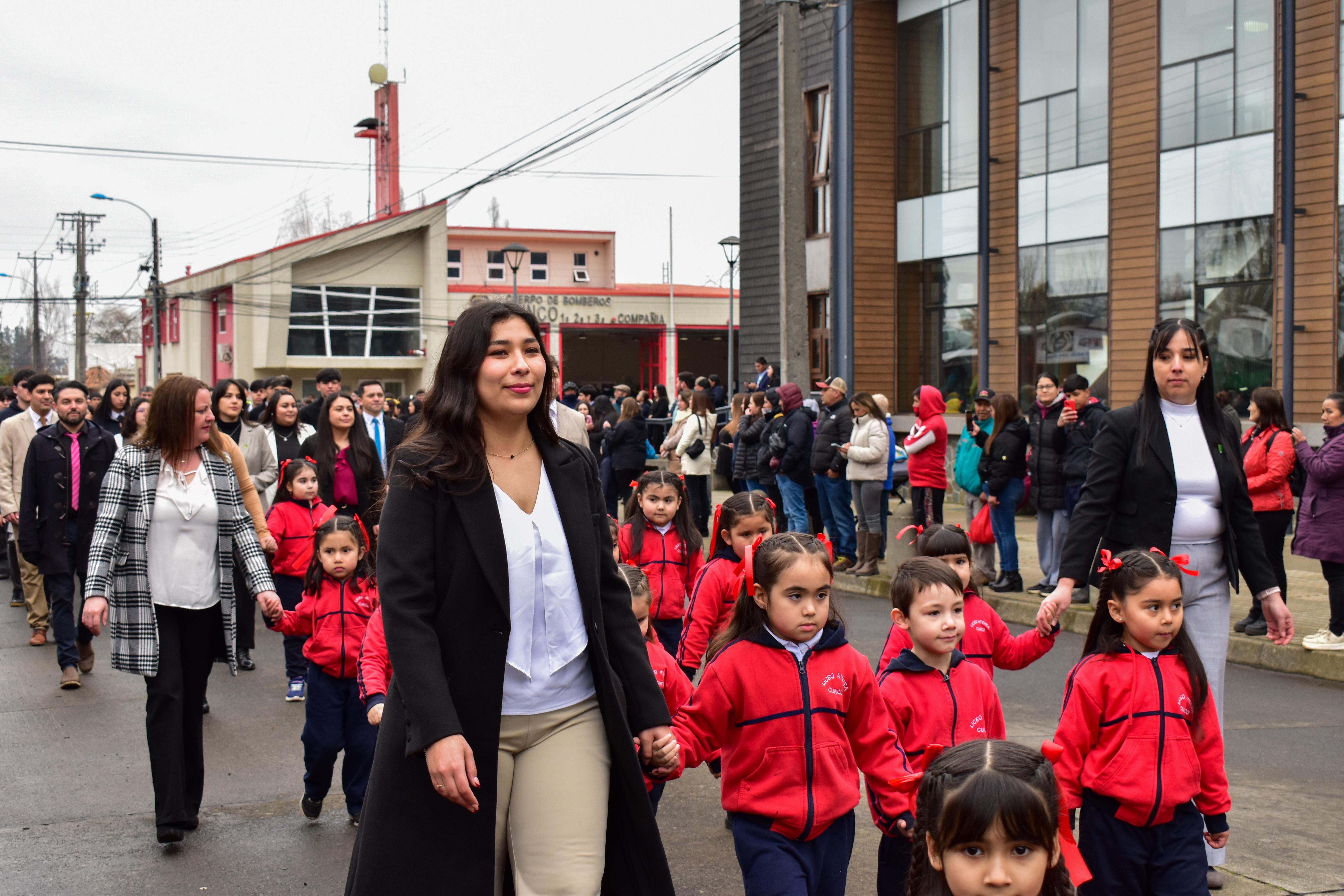 Comunidad educativa participa con orgullo en el aniversario de nuestra comuna