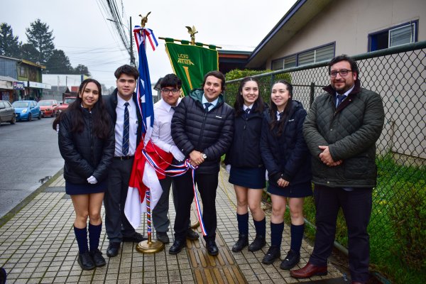 Comunidad educativa participa con orgullo en el aniversario de nuestra comuna