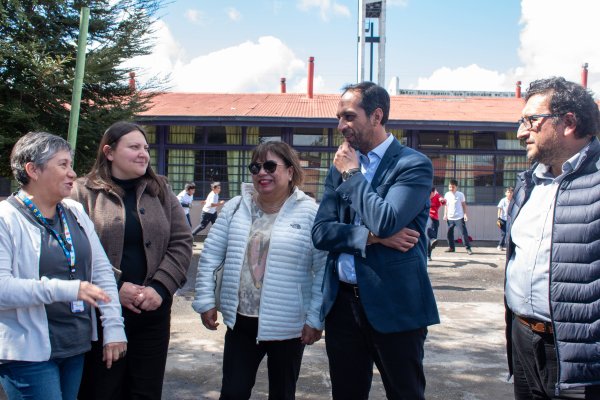 Autoridades comunales visitan establecimiento y confirman avances para nuevo liceo