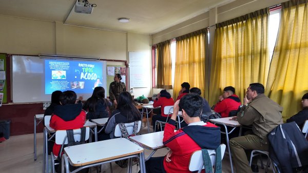 Carabineros realizó charla preventiva sobre ciberbullying para estudiantes de 1° medio